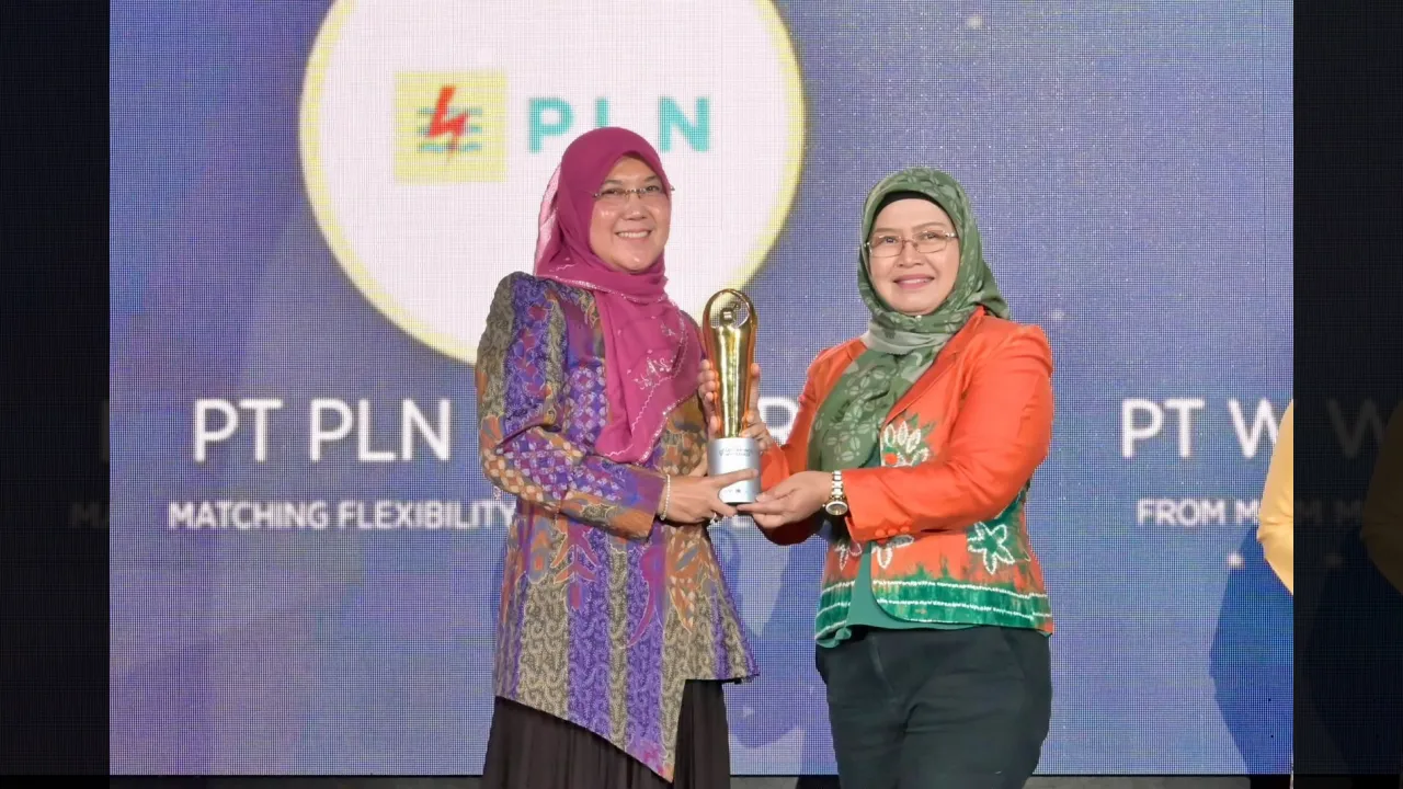 Direktur Legal dan Manajemen Human Capital PT PLN (Persero), Nurlely Aman, saat menerima penghargaan Winner Gender Inclusive Workplace dalam ajang UN Women Indonesia Women’s Empowerment Principles (WEPs) Awards 2026, pada Kamis (29/10) di Jakarta.